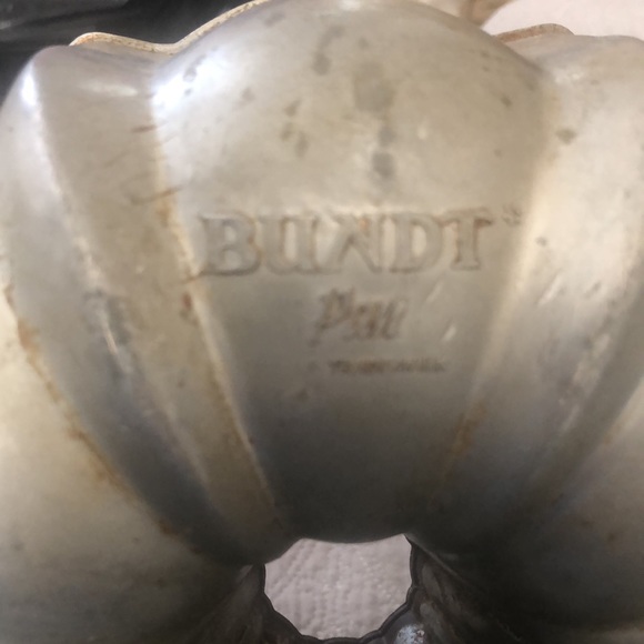 2 VINTAGE ALUMINUM BUNDT CAKE PANS - Picture 7 of 7